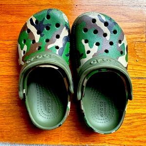 Kids croc sandals water shoes size C8 toddler army green camo